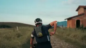 ciclista con zaino idrico