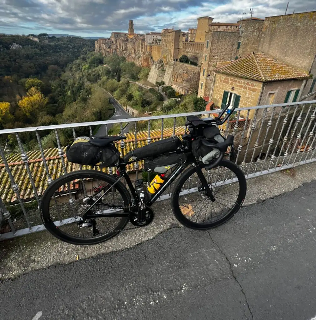 giant defy con sfondo borgo toscano