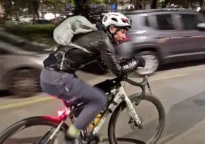 ciclista su sfondo urbano