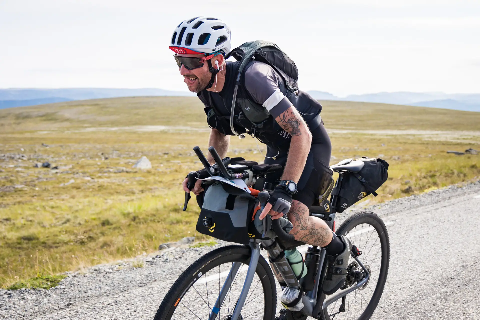 ciclista bikepacking in corsa su strada